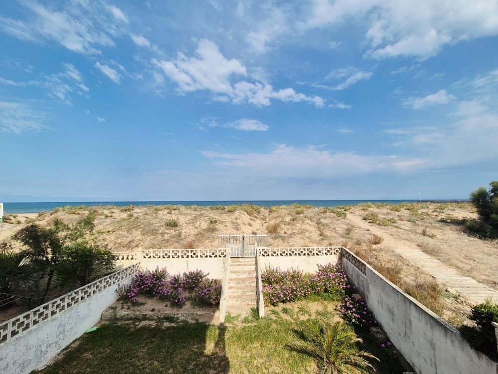 Jardín de un apartamento con acceso directo a la playa