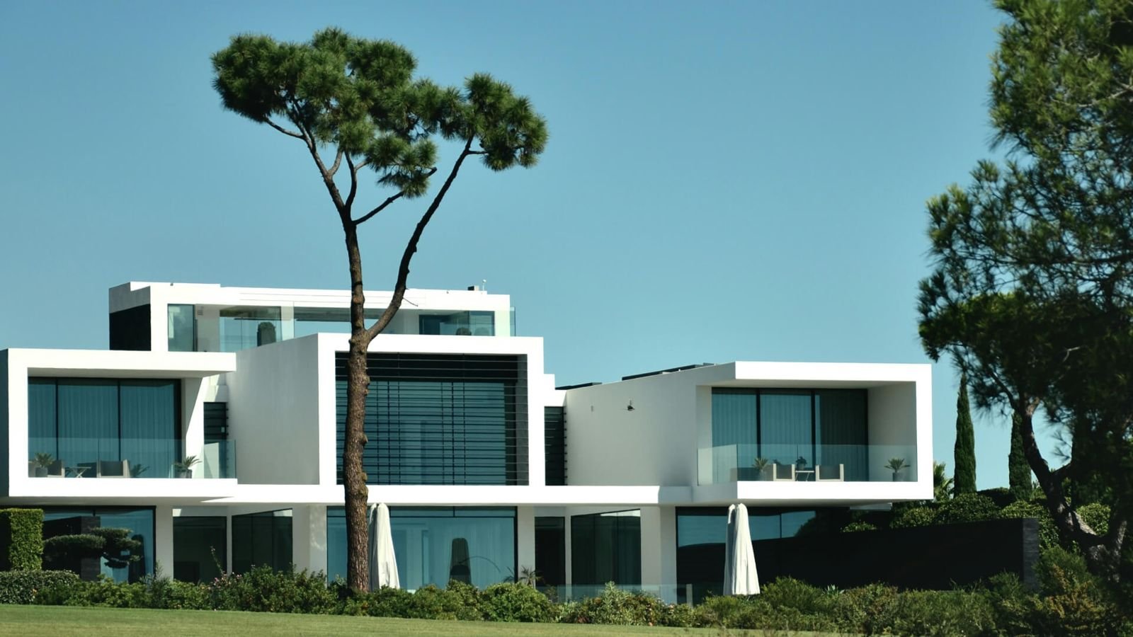 Vivienda contemporánea blanca entre pinos